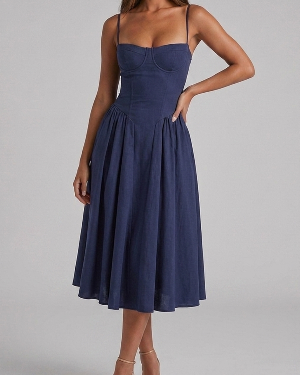 Paula- Vestido azul marino con escote corazón y bolsillos ocultos.